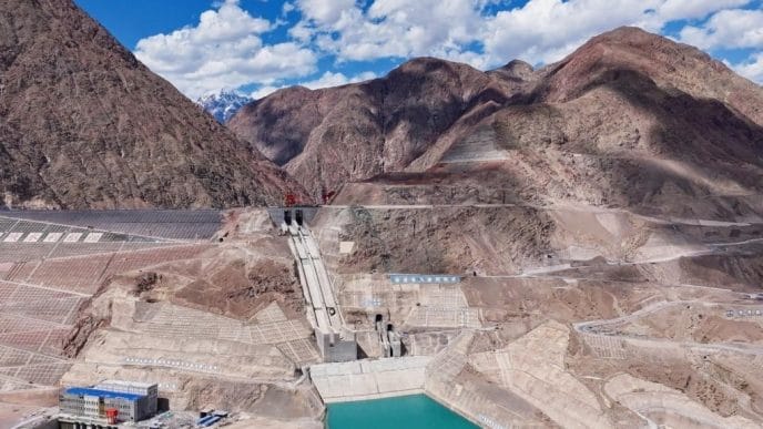 Discover how China’s Dashixia Dam in Xinjiang became the world’s tallest concrete-faced rockfill dam. Learn how AI, digital twins, and smart construction tools transformed dam engineering for speed, safety, and climate resilience.